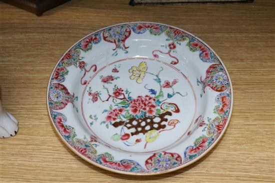 A pair of Chinese export famille rose soup plates, Qianlong period diameter 22cm